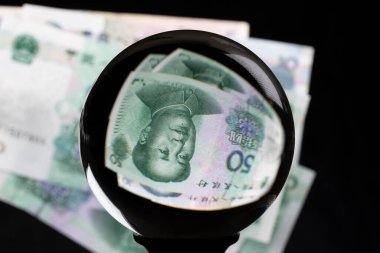 Kristal cam tahmini top Çin 50 Yuan 'lık banknotta kafası yansıtıyor.