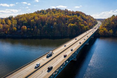 Eyaletler arası trafik sonbahar renklerinde Cheat Lake Morgantown 'da I68 köprüsü olan WV' de