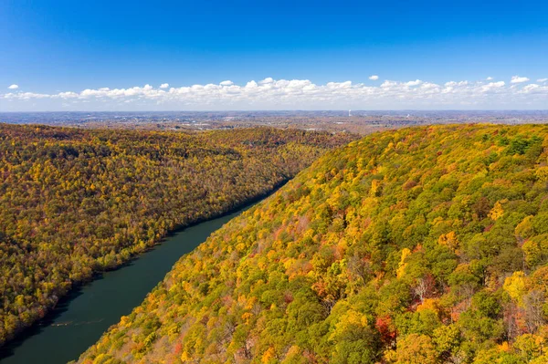 Вузька ущелина річки Cheat дивлячись вниз на озеро в Західній Вірджинії з осінніми кольорами — стокове фото