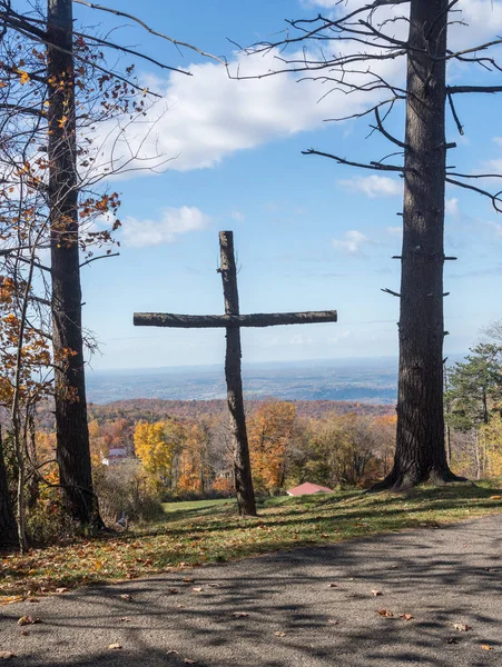 Cruz de madera con vistas a los árboles de otoño cerca de Uniontown, Pennsylvania — Foto de Stock