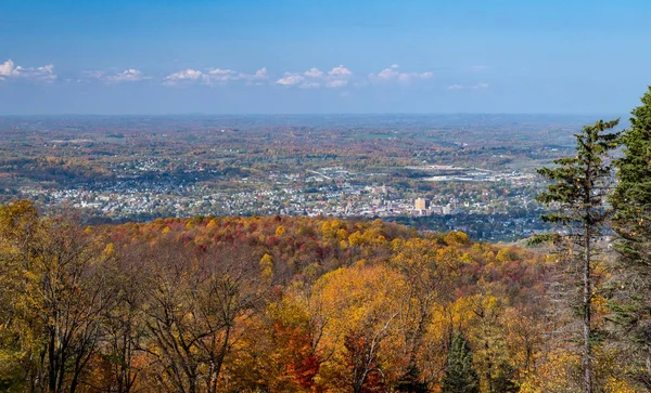 Staden Uniontown från Dunbars Know nära Jumonville, Pennsylvania — Stockfoto