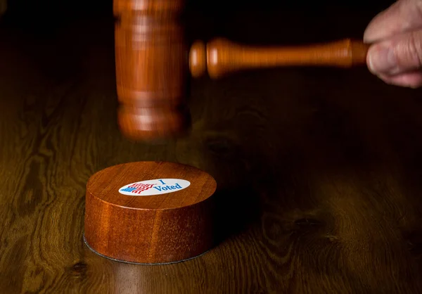 I voted campaign button or sticker with a gavel and mallet to illustrate lawsuits about voting — Stock Photo, Image