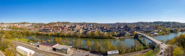 Morgantown, Batı Virginia 'daki şehir merkezi ve üniversitenin insansız hava aracı panoraması.