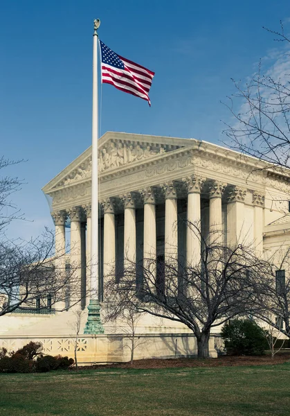 Ανώτατο Δικαστήριο στην Ουάσιγκτον με τη σημαία των ΗΠΑ να κυματίζει μπροστά από το κτίριο — Φωτογραφία Αρχείου