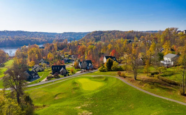 Veduta aerea di case unifamiliari in una comunità di golf in autunno fuori Morgantown in West Virginia — Foto Stock