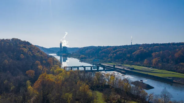 Central eléctrica de carbón de Fort Martin en el río Monongahela cerca de Point Marion y Morgantown — Foto de Stock