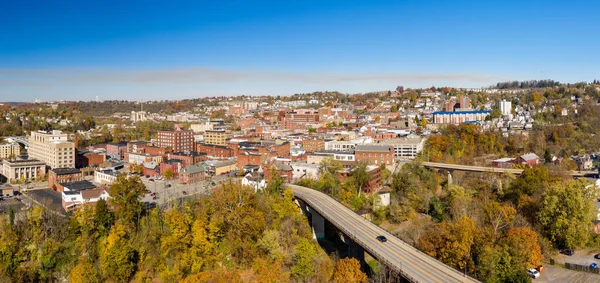 Panorama aérien de drones du centre-ville de Morgantown, Virginie-Occidentale — Photo