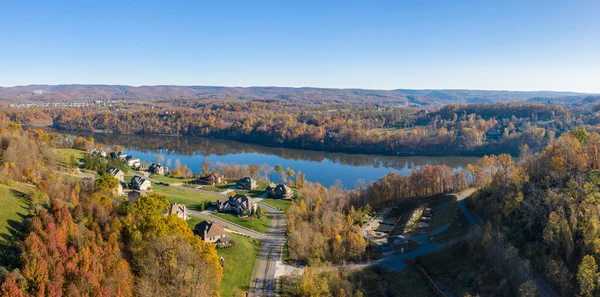 Luchtfoto van eengezinswoningen door Cheat Lake in de herfst buiten Morgantown in West Virginia — Stockfoto