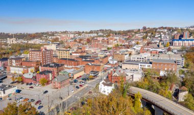 Morgantown, Batı Virginia şehir merkezindeki hava aracı panoraması.