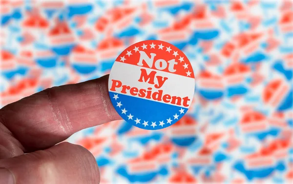 Adesivo campagna sul dito dicendo Non il mio Presidente in discussione per il voto legale — Foto Stock