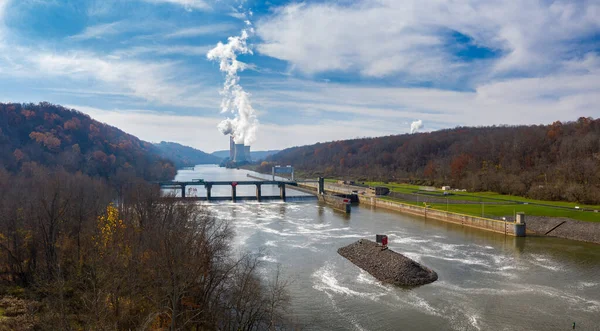 Uhelná elektrárna Fort Martin na řece Monongahela u Point Marion a Morgantown — Stock fotografie