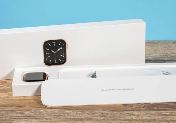 Appleの時計シリーズ6は、時計の販売のための概念としてショッピングカートで — ストック写真