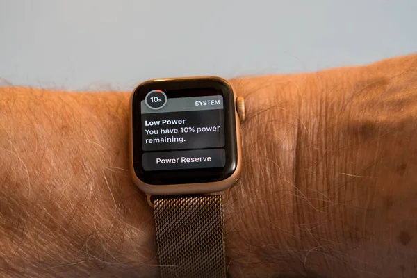 Apple watch серія 6 показує систему попередження про низьку потужність батареї — стокове фото