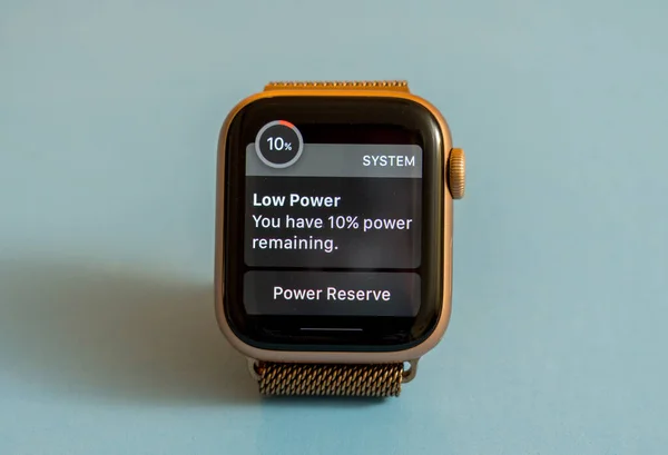 Apple Watchシリーズ6は、低バッテリ電力に関するシステム警告を表示します — ストック写真
