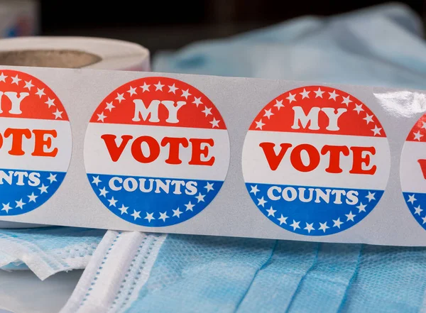 Mijn stem telt papieren sticker op medisch gezichtsmasker om verkiezingsgeschil te illustreren — Stockfoto