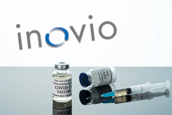 Vaccino Covid-19 in flaconcino con siringa riflessa sullo sfondo bianco di Inovio — Foto Stock