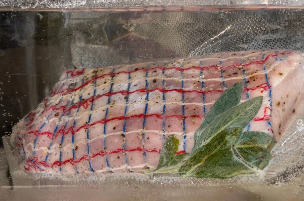 Pedaço de lombo de porco ou lombo selado em saco de vácuo e imerso em banho de água para sous vide — Fotografia de Stock