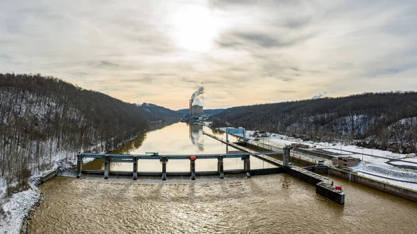 Fort Martin coal power station on River Monongahela near Point Marion and Morgantown — Stock Photo, Image