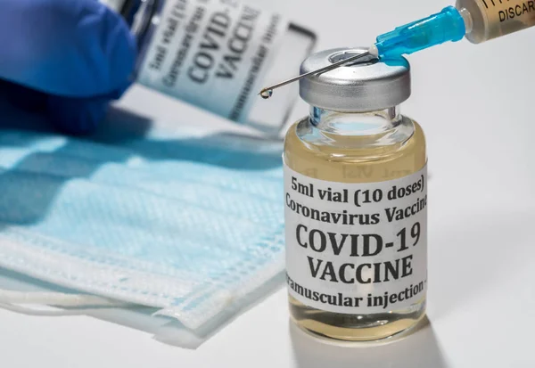 Close-up van het einde van de injectiespuit met druppeltje vaccin — Stockfoto