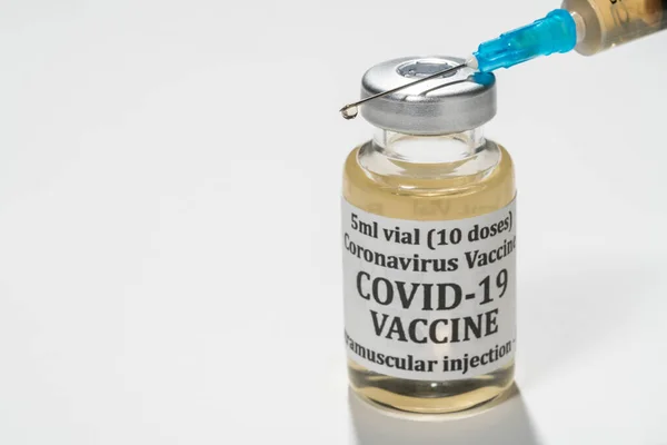 Zavřít konec injekční stříkačky s kapkou vakcíny — Stock fotografie