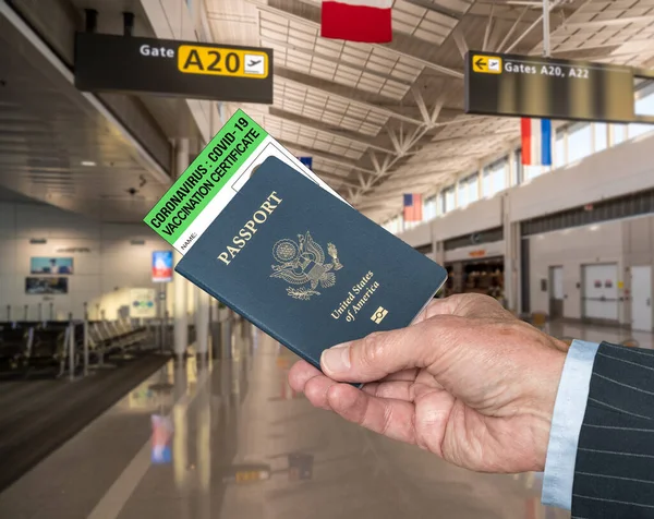 Conceito de Covid-19 certificado imunológico para mostrar vacinação para o vírus no aeroporto — Fotografia de Stock