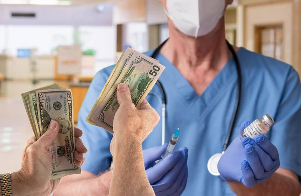 Senior male doctor selling a dose of Covid-19 vaccine from bottle — Stock Photo, Image