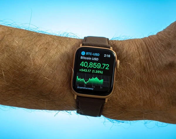 Mans arm with Apple iWatch showing the latest Bitcoin price in dollars — Stock Photo, Image