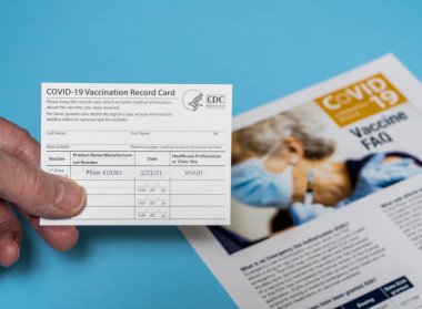 Covid-19 Aşı Kayıt Kartı ilk doz Pfizer aşısını gösteriyor.