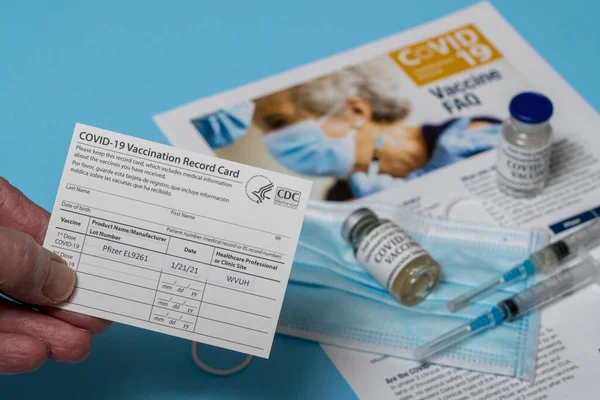 Covid-19 Vaccination Record Card ukazující první dávku vakcíny Pfizer — Stock fotografie