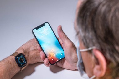Elma iPhone ve maskeli yüz tanıma ile izle