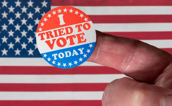 Finger mit I Proed to Vote Aufkleber vor vielen Wahlplakaten mit Problemen, eine Stimme zu bekommen — Stockfoto