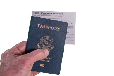 Covid-19 aşı belgesi ve ABD pasaportu taşıyan kıdemli bir adam seyahat için virüse karşı dokunulmazlık gösteriyor.