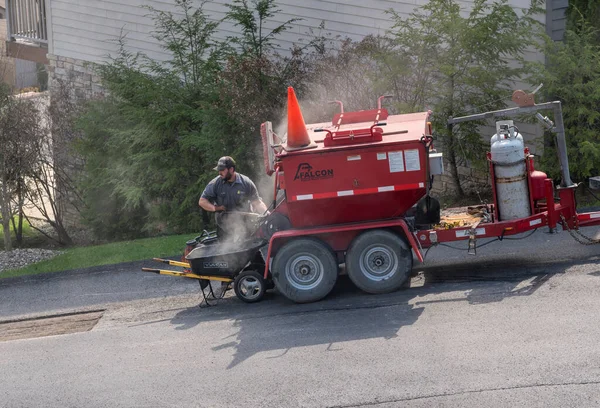 Werknemers die extra blacktop toepassen om asfaltweg te repareren — Stockfoto