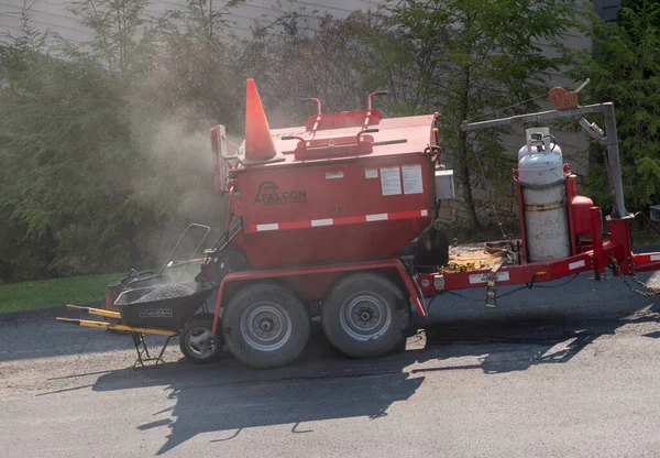 Trabajadores aplicando blacktop extra para reparar calle asfaltada — Foto de Stock