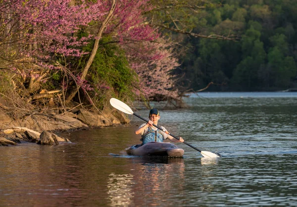 Man in small white water kayak coming towards the viewer on lake — Stock Photo, Image