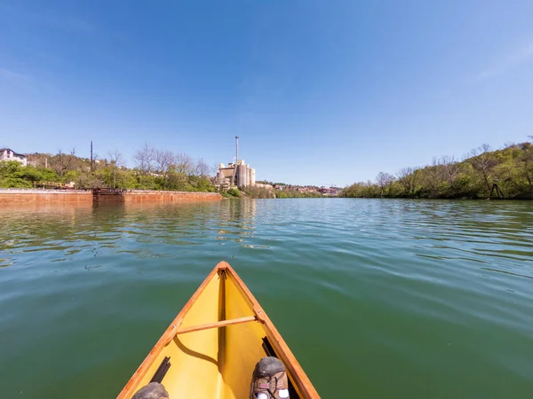 Hombre en canoa pequeña mochila amarilla remando por el río Monongahela en Morgantown —  Fotos de Stock