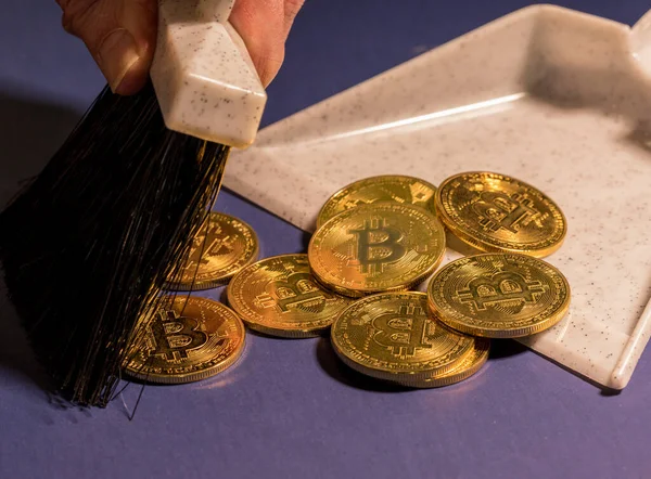 Concepto para el colapso de precios de bitcoin y monedas cibernéticas, ya que están destrozados —  Fotos de Stock