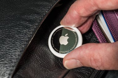 Apple AirTag deri bir çantaya yerleştiriliyor