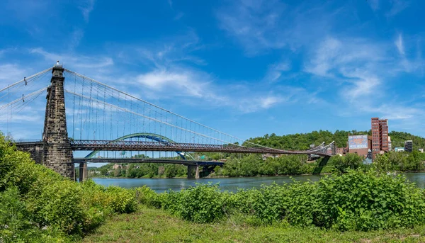 Felfüggesztő híd az Ohio folyó felett Wheelingben, WV — Stock Fotó