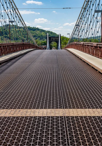 Подвесной мост через реку Огайо в Уилинге, шт. Зап. Вирджиния — стоковое фото