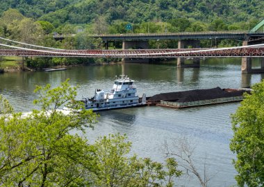 Ohio nehri üzerindeki kömür mavnası üzerindeki asma köprü Wheeling, WV 'de.