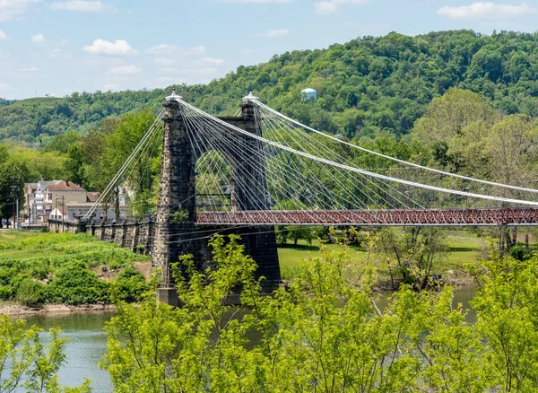 Suspension bridge over the Ohio river in Wheeling, WV — Stock Photo, Image