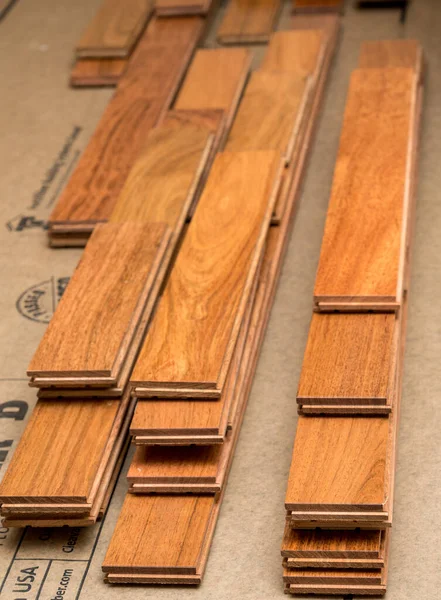 Empilement de planches de planchers de bois franc cerisier brésilien prêt pour l'installation — Photo