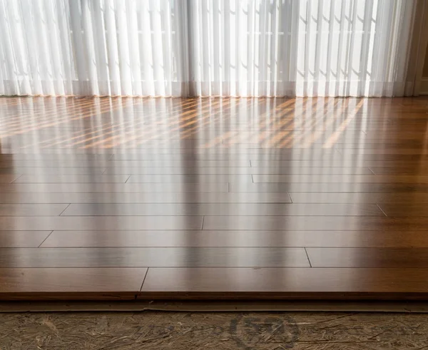 Installazione di pavimenti in legno di ciliegio brasiliano in camera — Foto Stock