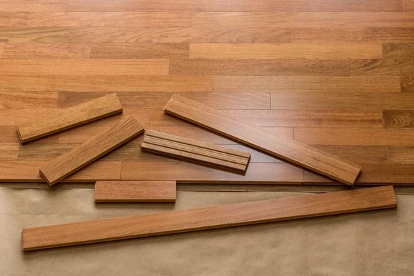 Installation de plancher de bois franc cerisier brésilien dans la chambre — Photo