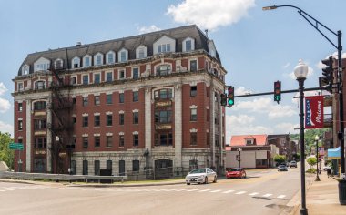 Grafton WV 'deki terk edilmiş Willard Oteli, Baltimore ve Ohio tren istasyonu.