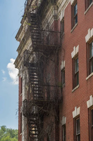 El abandonado Willard Hotel y la estación de tren de Baltimore y Ohio en Grafton WV — Foto de Stock