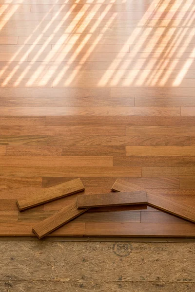 Installazione di pavimenti in legno di ciliegio brasiliano in camera — Foto Stock