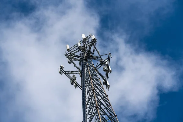 Mobiele telefoon of zendmast met breedbandinternet tegen de blauwe hemel — Stockfoto