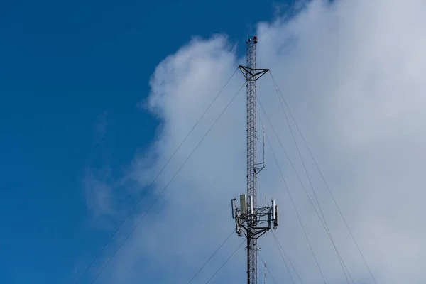 Mobiele telefoon of zendmast met breedbandinternet tegen de blauwe hemel — Stockfoto